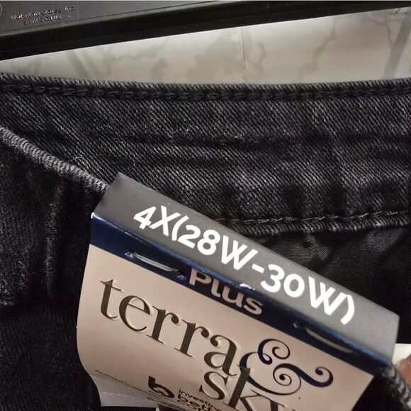 Terra & Sky Women's Plus Size Bermuda Denim Shorts, 7” Inseam, Size 4X (28-30W) - Picture 8 of 9